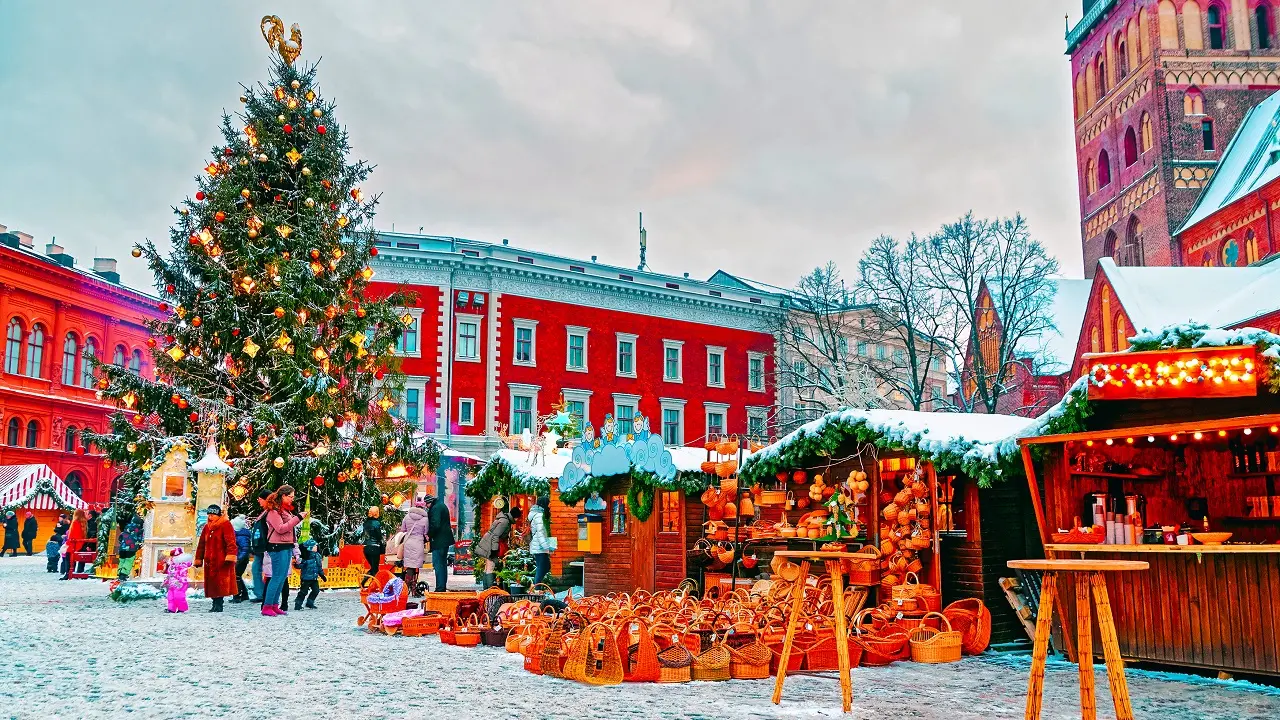 Riga, Letônia 3 de dezembro de 2023 - 7 de janeiro de 2024 O Mercado de Natal no coração da Cidade Velha de Riga, na Doma Square, e no número um porquê está o mercado de natal mais barato em Europa.  Desfrute da atmosfera única de Riga, com vinho quente e aromas de canela, gengibre e amêndoas torradas no ar