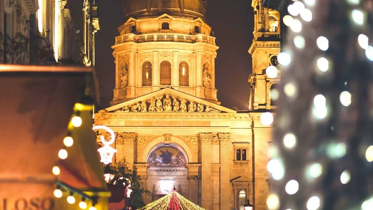 Budapeste, Hungria: mercado de Natal com fundo a basílica