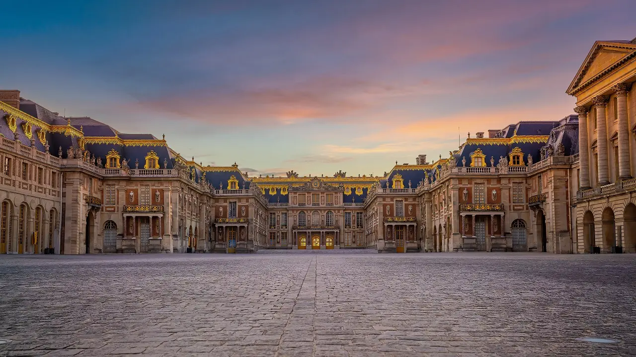 entrada do chateau de versailles perto de paris na franca