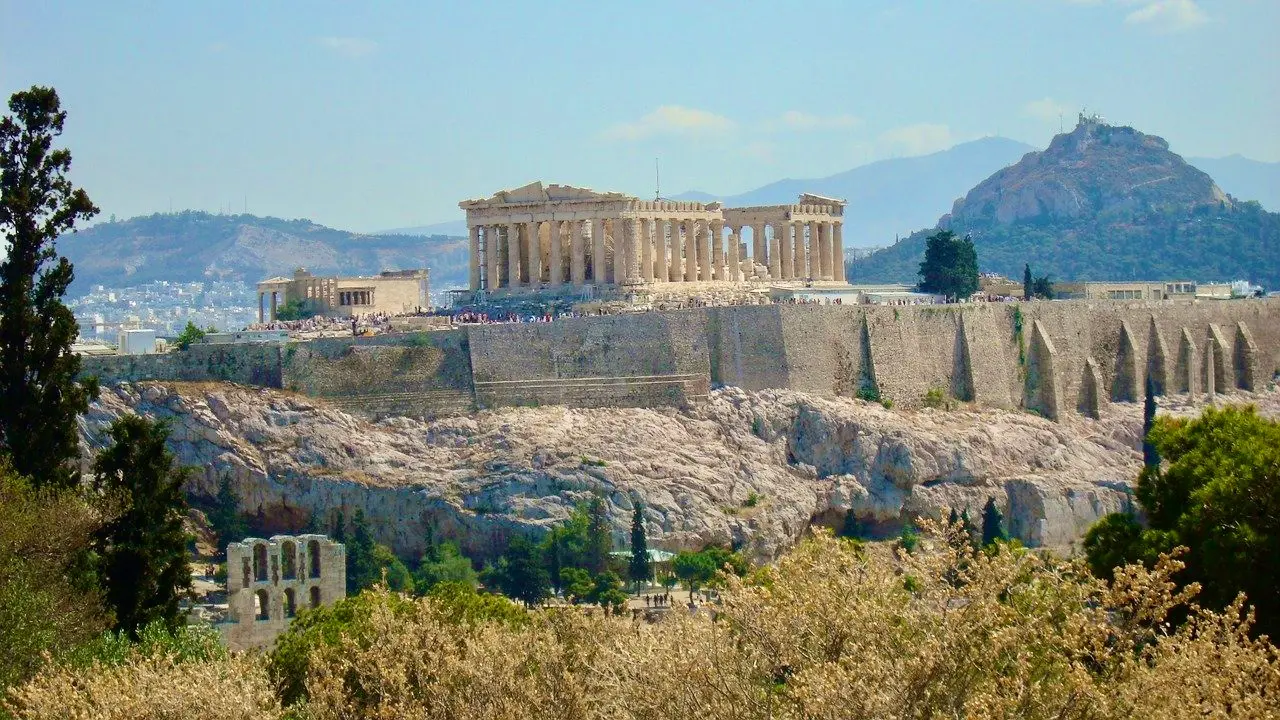 Acropole, Atenas: Vista panorâmica e atrás a montanha de lykavitos