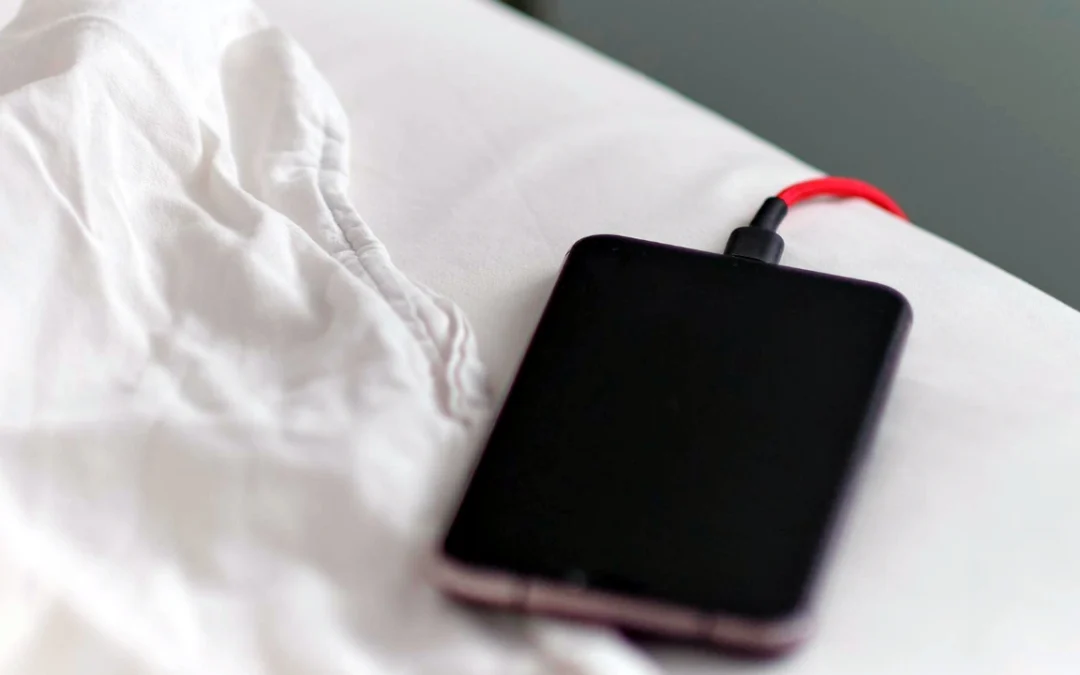 Você coloca o celular para carregar ao lado da cama? Fique atento