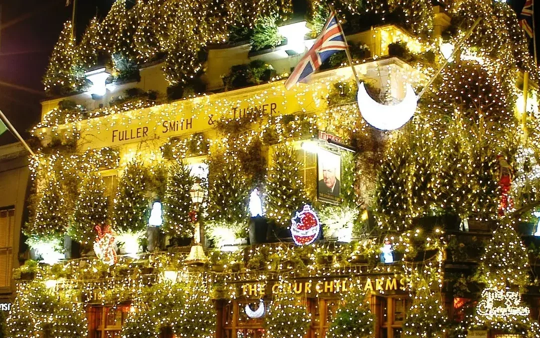 Conheça o pub decorado com 90 árvores de Natal e 35.000 LEDs