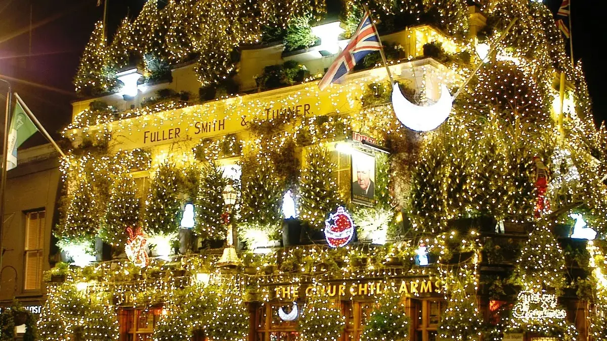 Conheça a pub em Londres decorada com 90 arvores de Natal e 35.000 leds
