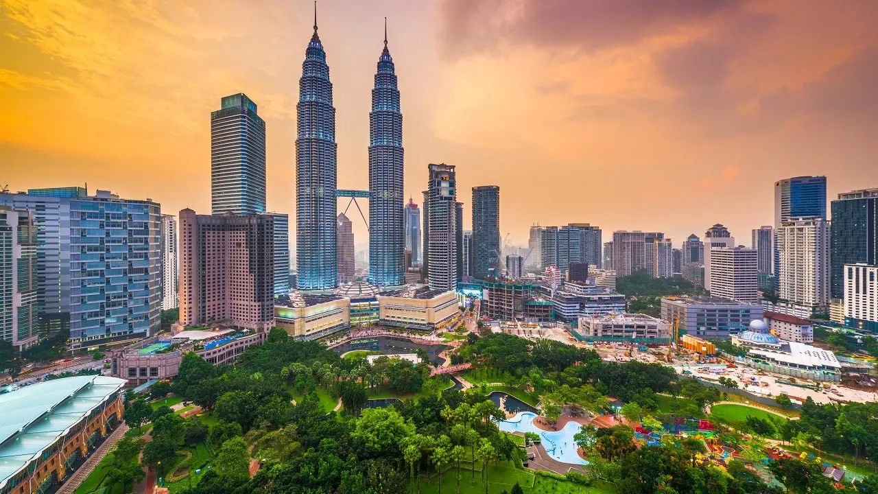 Malásia, Kuala Lumpur: Pais com língua oficial inglês