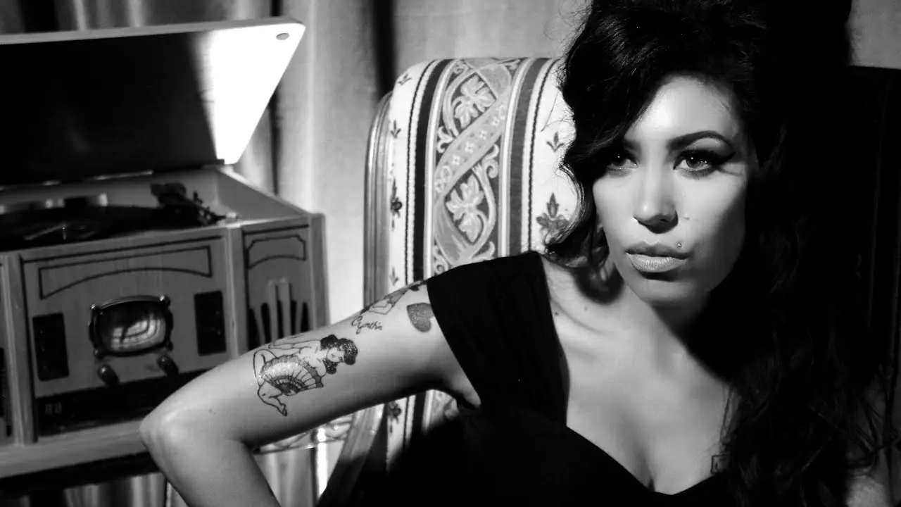 Explore a vida e o legado de Amy Winehouse com o trailer do emocionante filme biográfico 'Back to Black'.