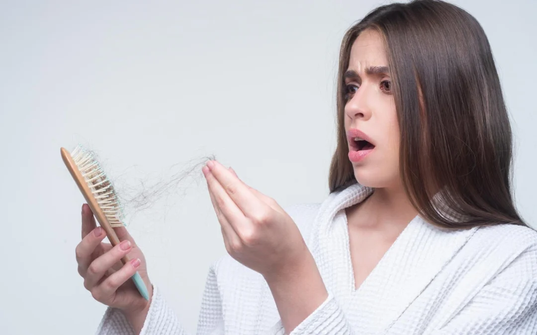 Cabelo cai muito? 8 causas que você pode resolver, médica diz