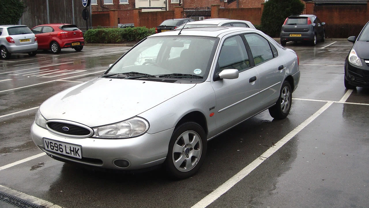 Ford Mondeo 2000.