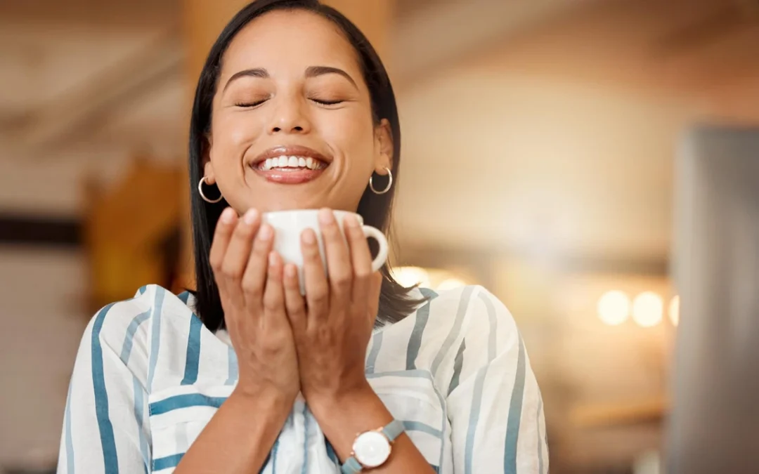 Qual é o melhor horário para tomar a 1ª xícara de café? Médica diz