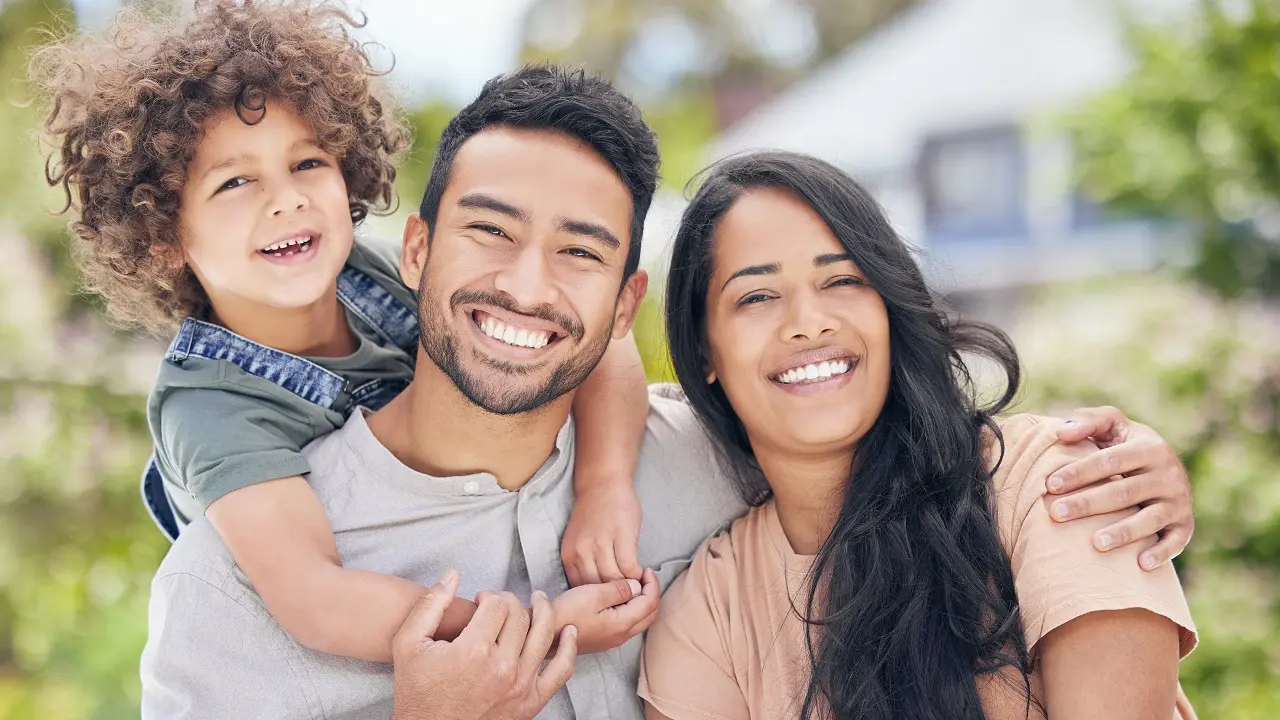 pessoas estão sorrindo para a camera