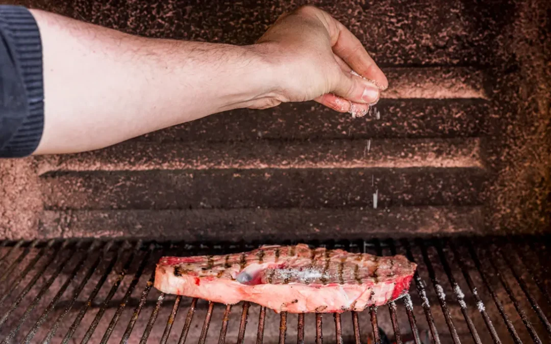 Quando temperar carne para churrasco: antes ou depois de assar?