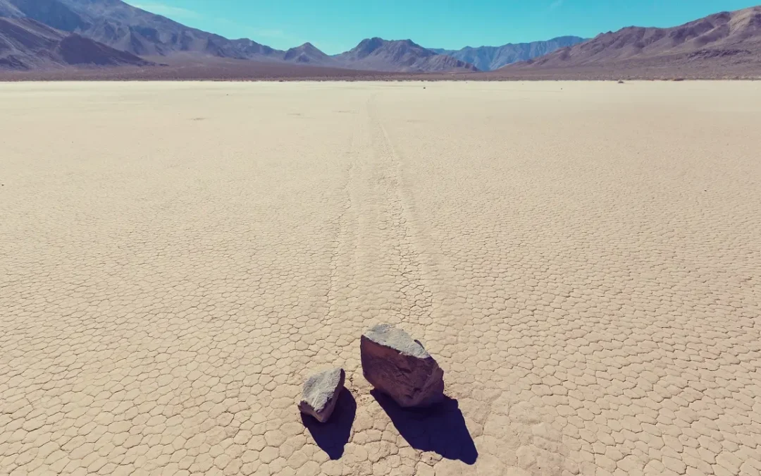 Conheça o misterioso deserto onde as pedras se movem sozinhas